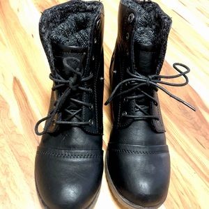 Ladoes winter combat boots , size 9
